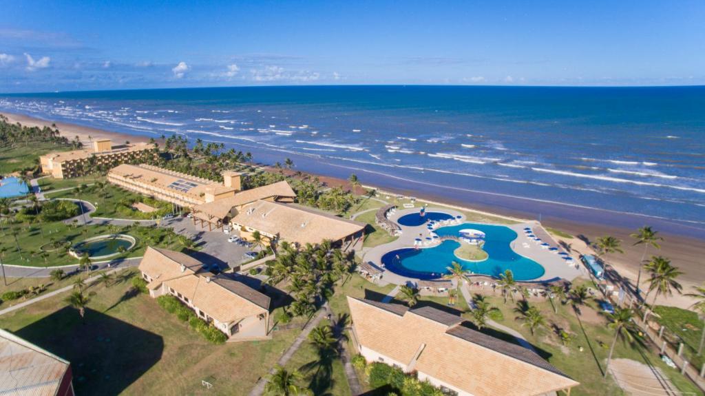 uma vista aérea de um resort e da praia em Makai Resort All Inclusive Convention Aracaju em Aracaju