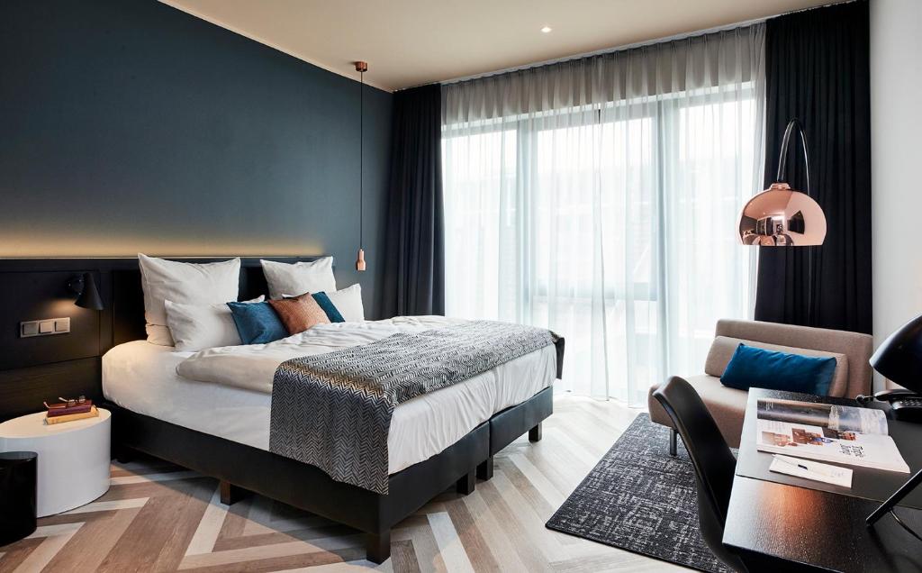una camera con letto king-size e scrivania di Hotel Hansa a Herford