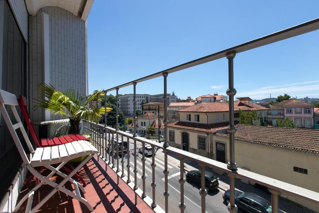 uma varanda com uma cadeira e vista para a cidade em LV Premier Apartments Clerigos-RE2 em Porto