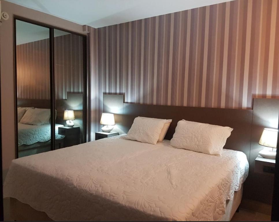 Łóżko lub łóżka w pokoju w obiekcie Flat Luxo Duas Suítes Santos