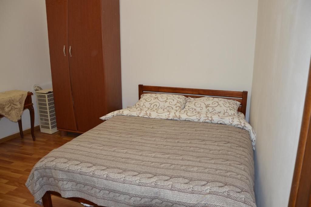 リヴィウにあるCozy Apartment in the Center of Lvivのベッドルーム1室(毛布付きのベッド1台付)