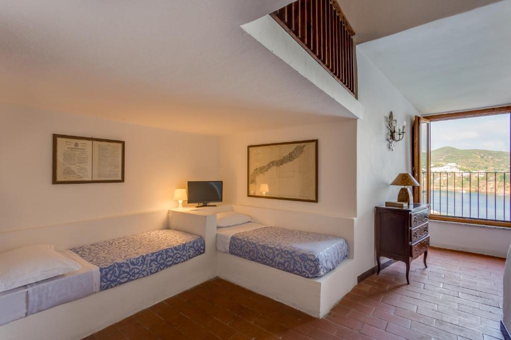 Postel nebo postele na pokoji v ubytování Hotel Torre Dei Borboni