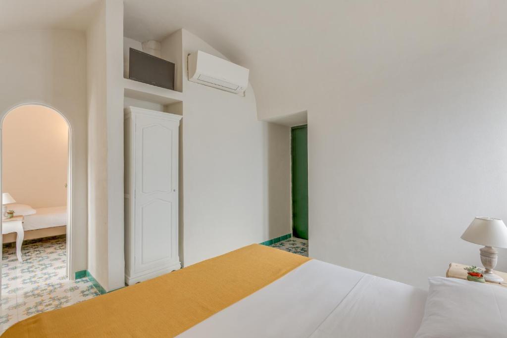 Postel nebo postele na pokoji v ubytování Hotel Torre Dei Borboni