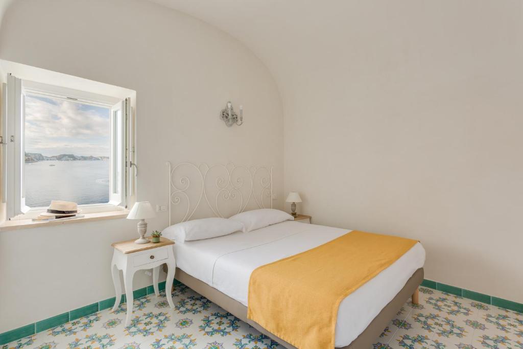 Postel nebo postele na pokoji v ubytování Hotel Torre Dei Borboni