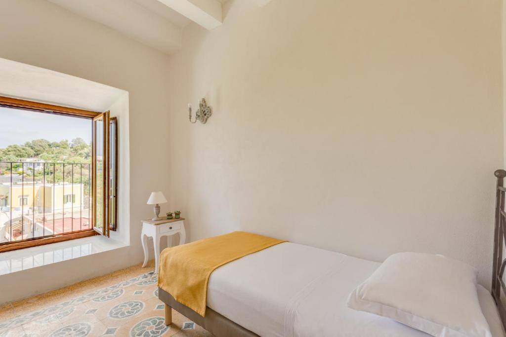 Postel nebo postele na pokoji v ubytování Hotel Torre Dei Borboni