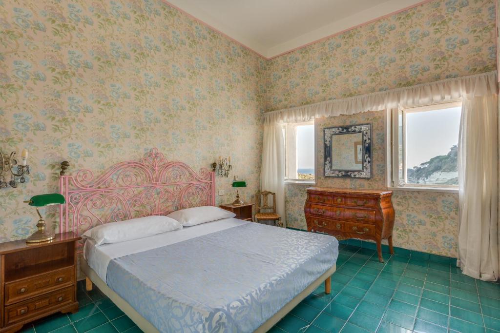 Postel nebo postele na pokoji v ubytování Hotel Torre Dei Borboni