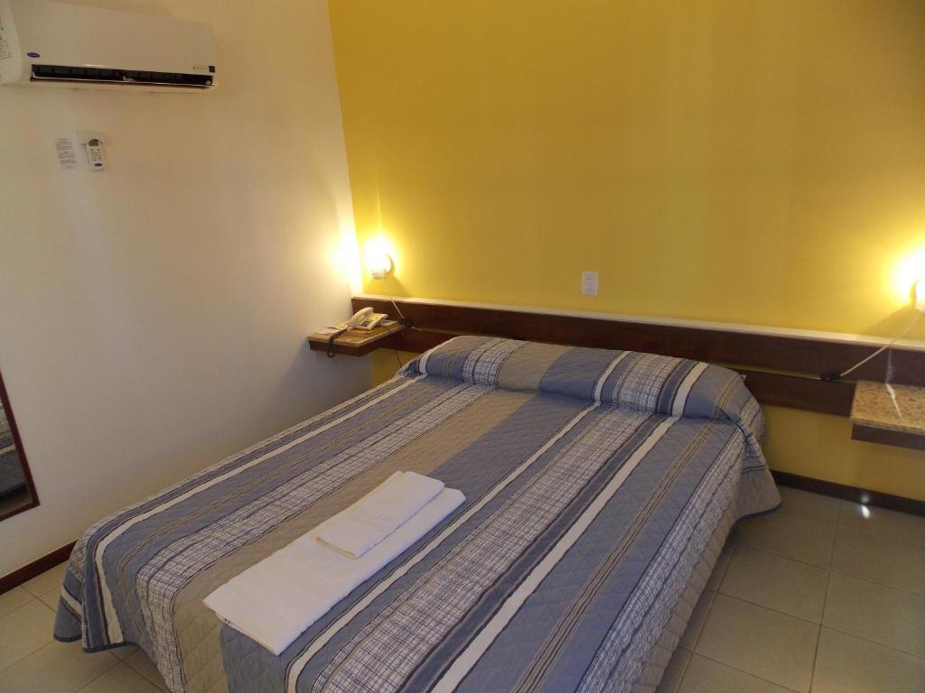 Cama ou camas em um quarto em Pisa Plaza Hotel