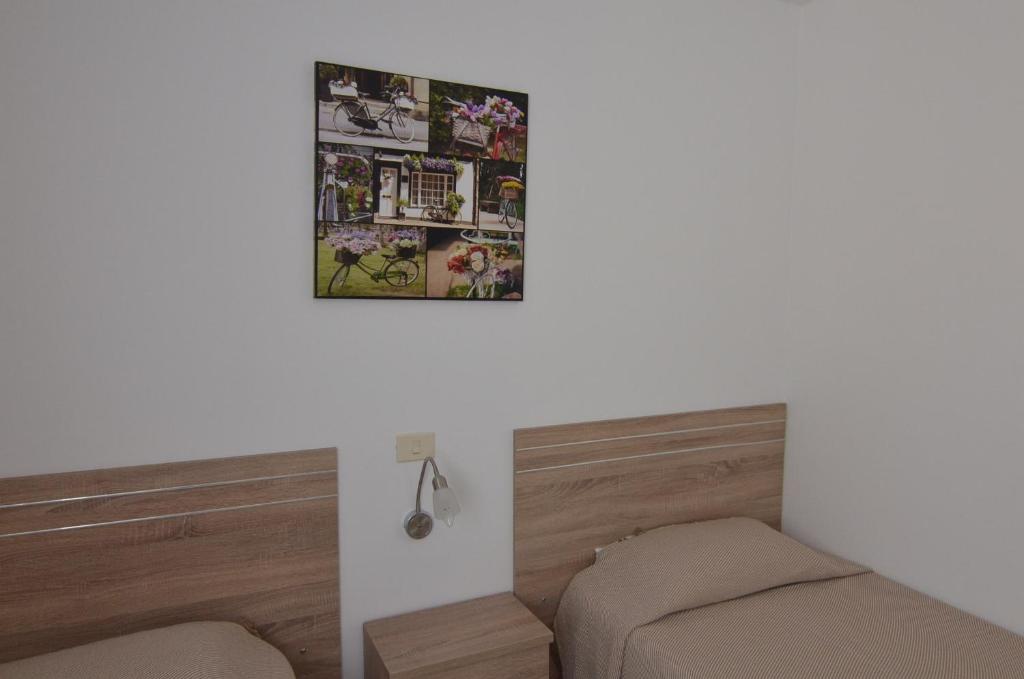 a room with a bed and a picture on the wall at Armonía Beach 17 in Arinaga