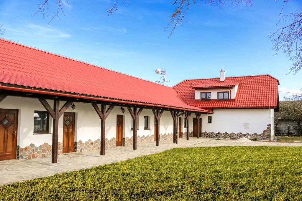 uma imagem de uma casa com um telhado vermelho em Ubytování Na prženských pasekách em Mikulŭvka