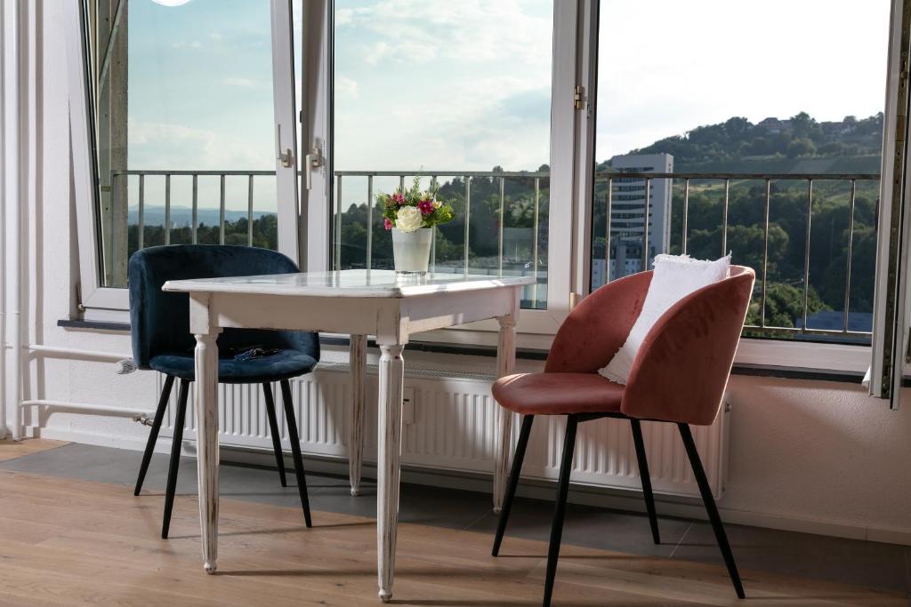 レラハにあるApartment Bijouの窓際のテーブルと椅子2脚