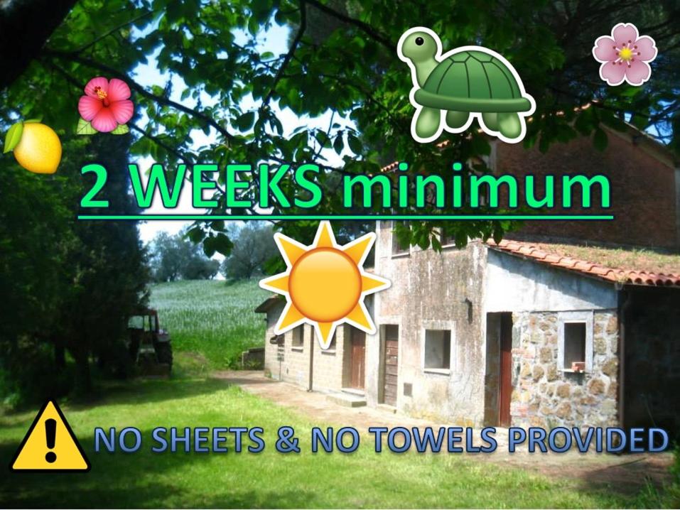 Agriturismo Villa Giada في Valentano: a picture of a house with the words weeks minimum no sheets and no towels