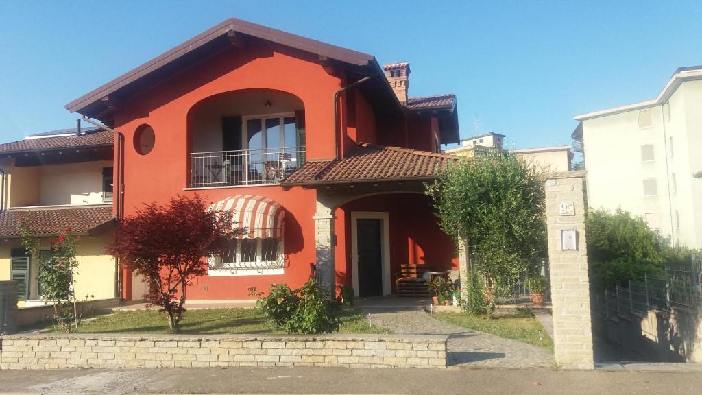 Casa arancione con balcone su strada di B&b la valletta a Serravalle Scrivia