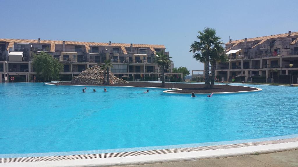 een groot zwembad met mensen in het water bij Golf Mar Panoramic Sant Jordi in Sant Jordi