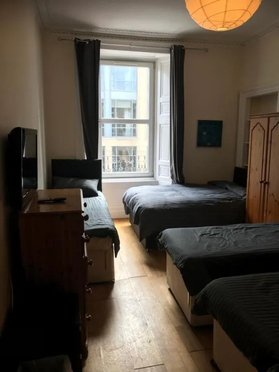Central Apartment sleeps upto 16 people, Edinburgh, United Kingdom