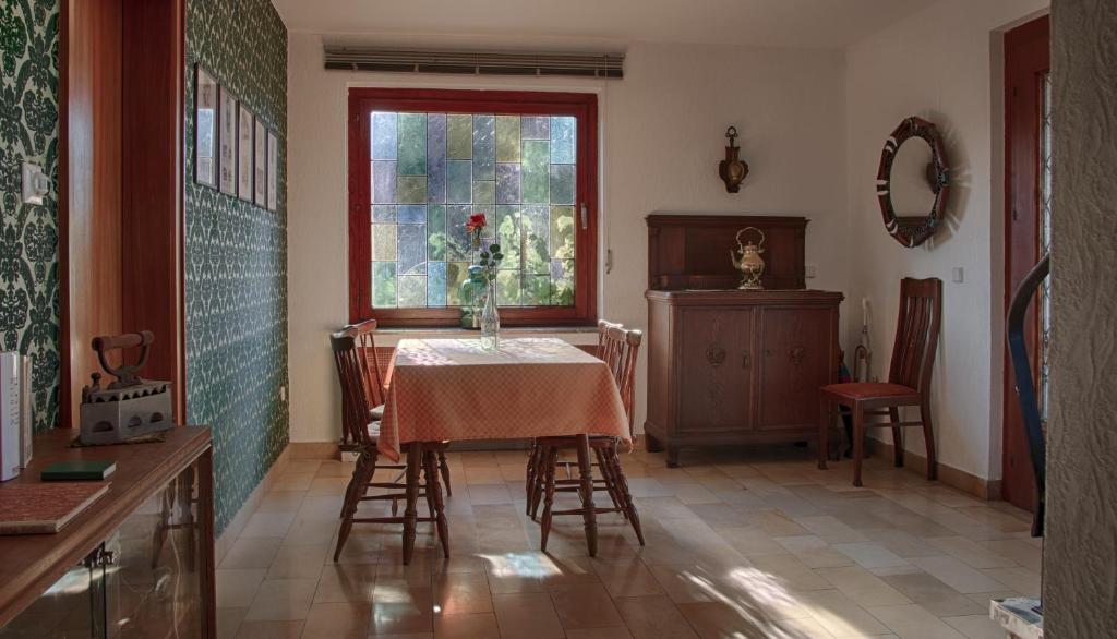 ein Esszimmer mit einem Tisch und einem Fenster in der Unterkunft Ferienwohnung bei Stadthagen mit Wlan und Waschmaschine in Niedernwöhren
