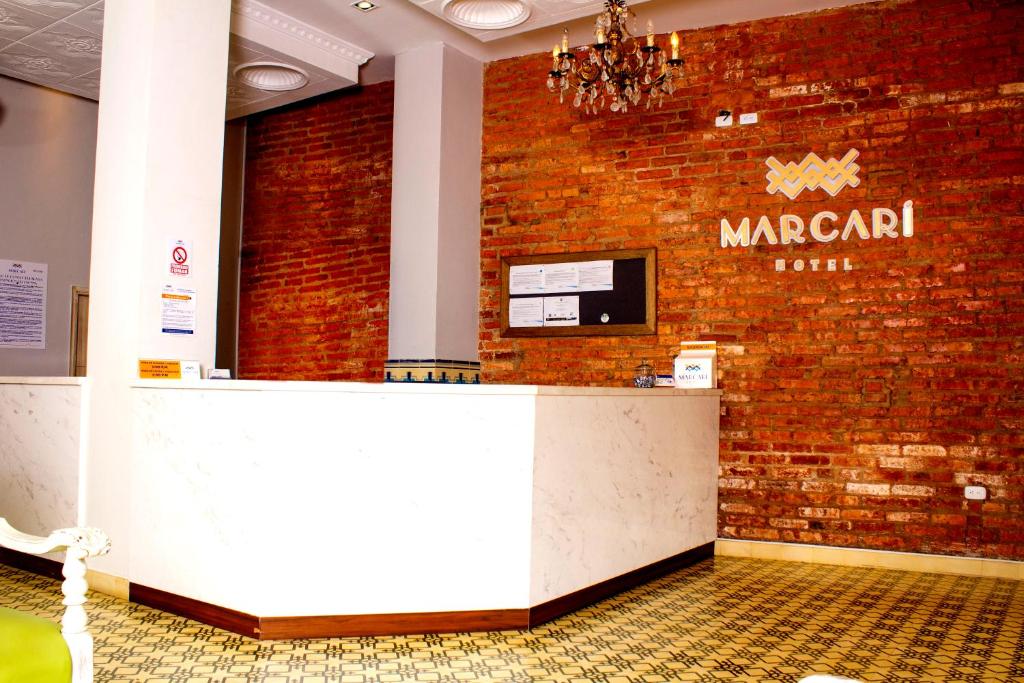 a counter in a room with a brick wall at Hotel Med Centro - Marcari in Barranquilla