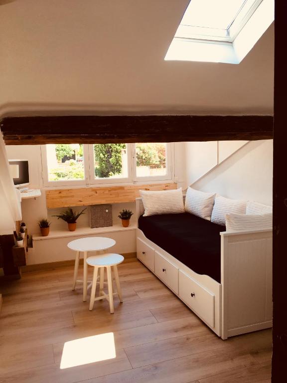 une chambre avec un lit, une table et des fenêtres dans l'établissement Studio centre ville Cannes 200 mètres des plages du midi, à Cannes