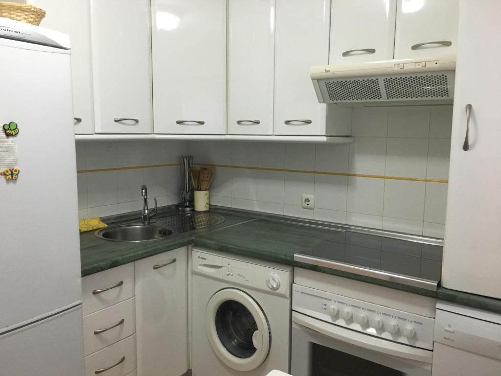 Kuchyňa alebo kuchynka v ubytovaní Novo Sancti Petri - Adosado Residencial El Trebol - Chiclana