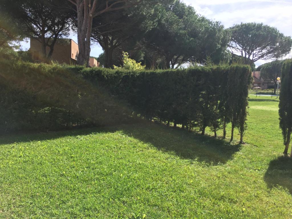 Vonkajšia záhrada v ubytovaní Novo Sancti Petri - Adosado Residencial El Trebol - Chiclana