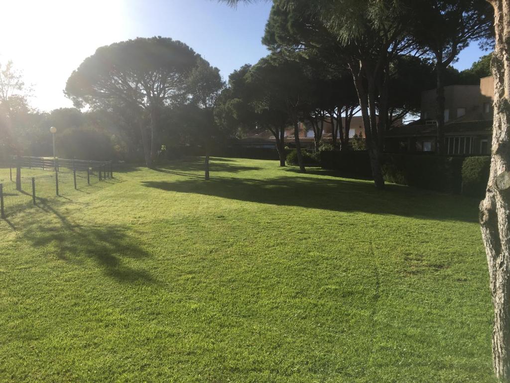 Vonkajšia záhrada v ubytovaní Novo Sancti Petri - Adosado Residencial El Trebol - Chiclana