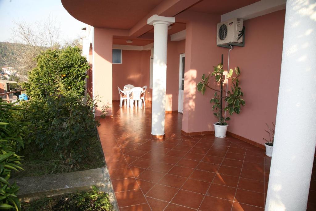 Uma varanda ou terraço em Omega Apartments