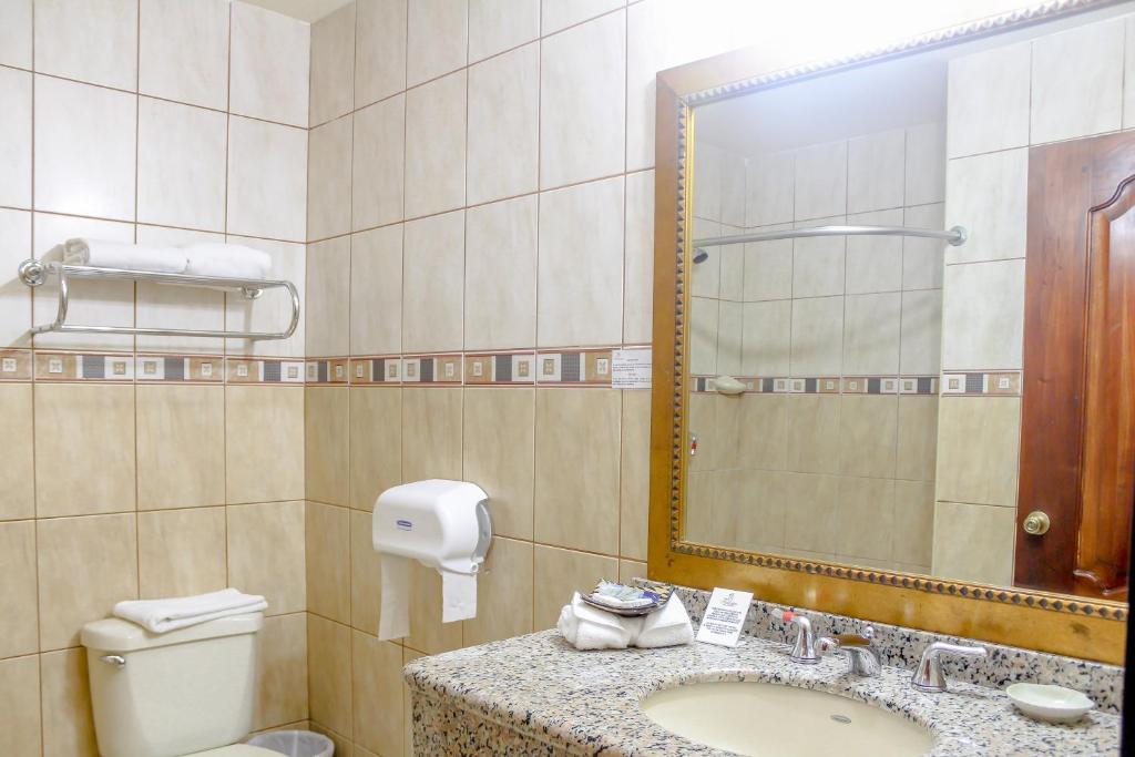 Un baño de Hotel Monteolivos