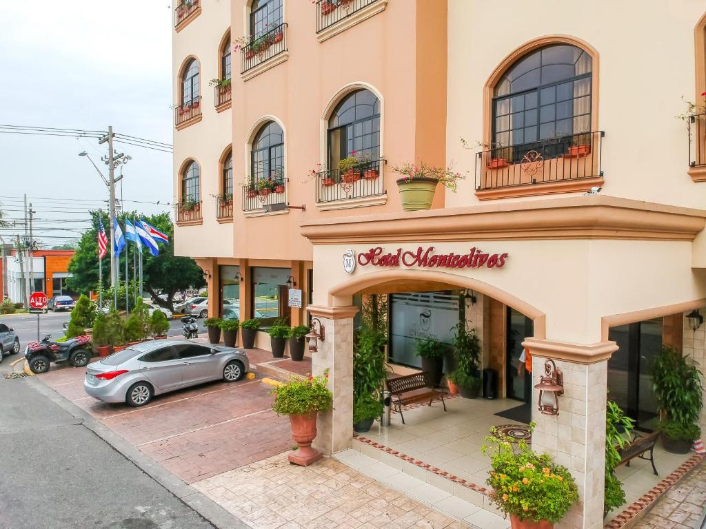 Un edificio con un cartel navideño. en Hotel Monteolivos, en San Pedro Sula