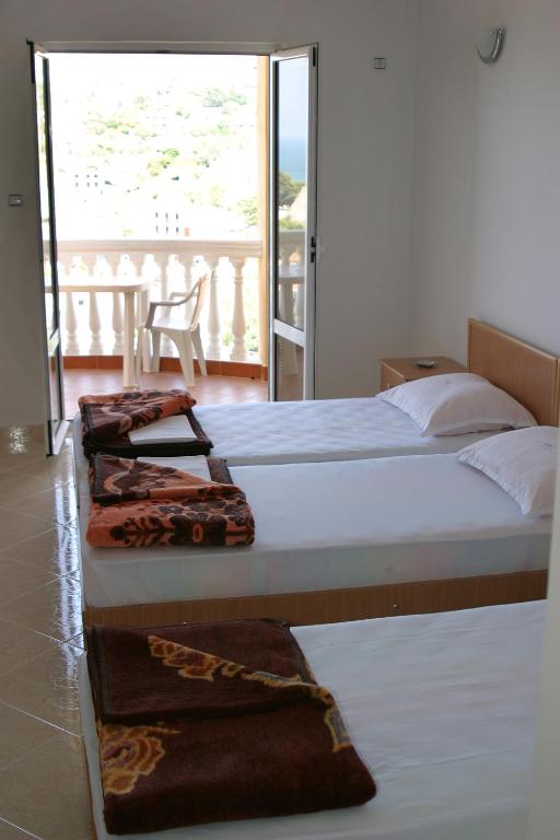 Uma cama ou camas num quarto em Omega Apartments