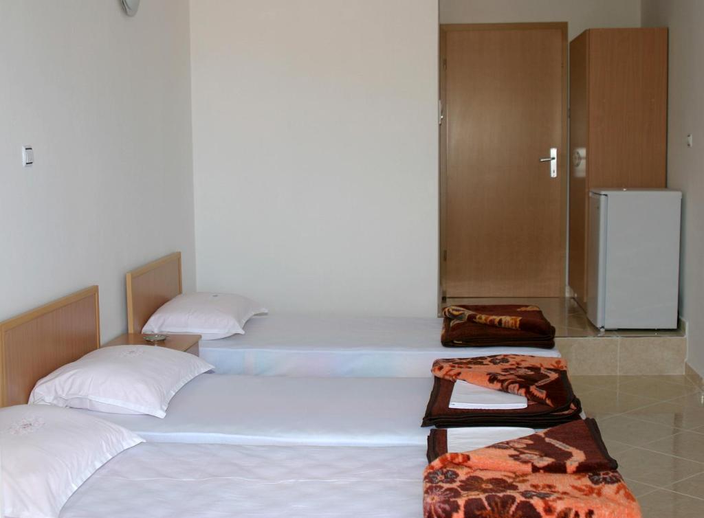 Uma cama ou camas num quarto em Omega Apartments