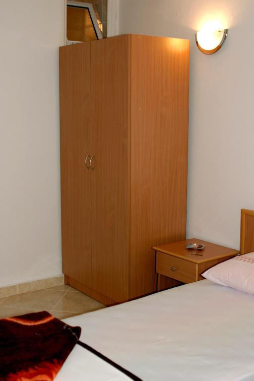Uma cama ou camas num quarto em Omega Apartments