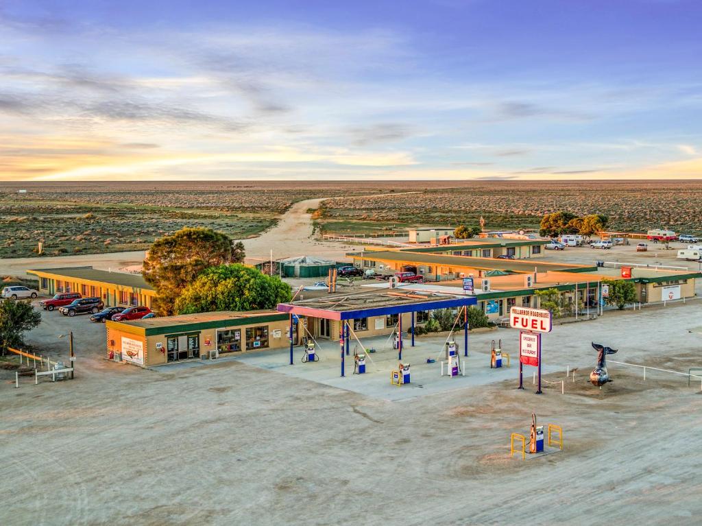 una vista aérea de una gasolinera en el desierto en Nullarbor Roadhouse, en Nullarbor
