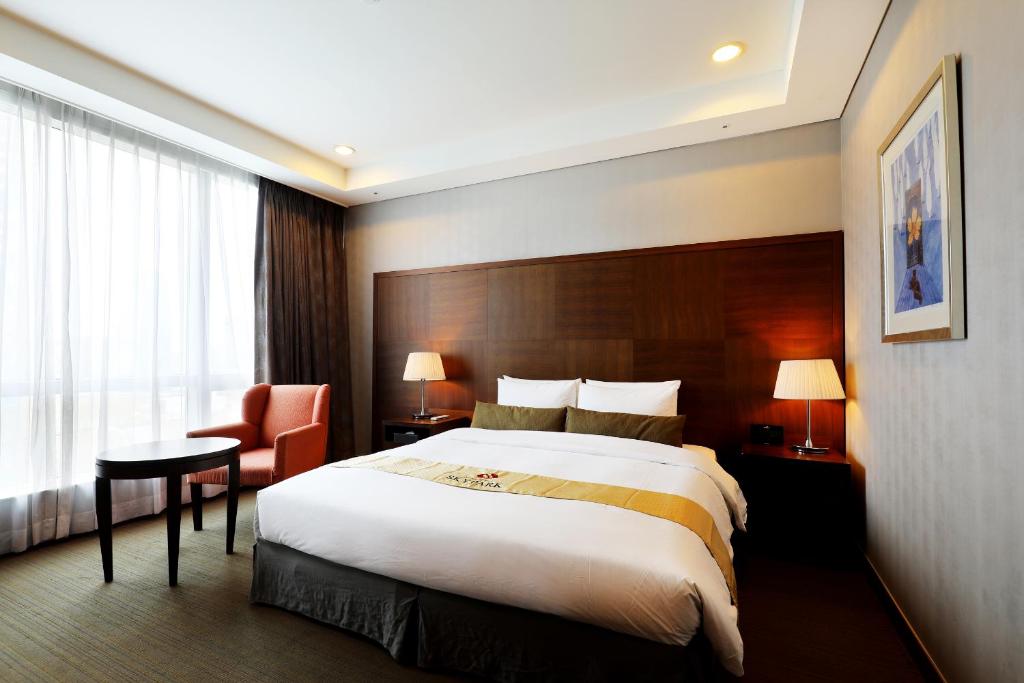 Postel nebo postele na pokoji v ubytování Bridge Hotel Incheon Songdo