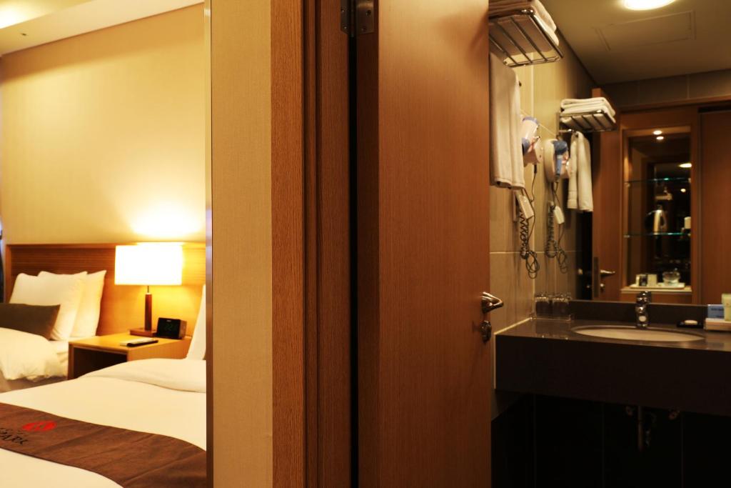Postel nebo postele na pokoji v ubytování Bridge Hotel Incheon Songdo