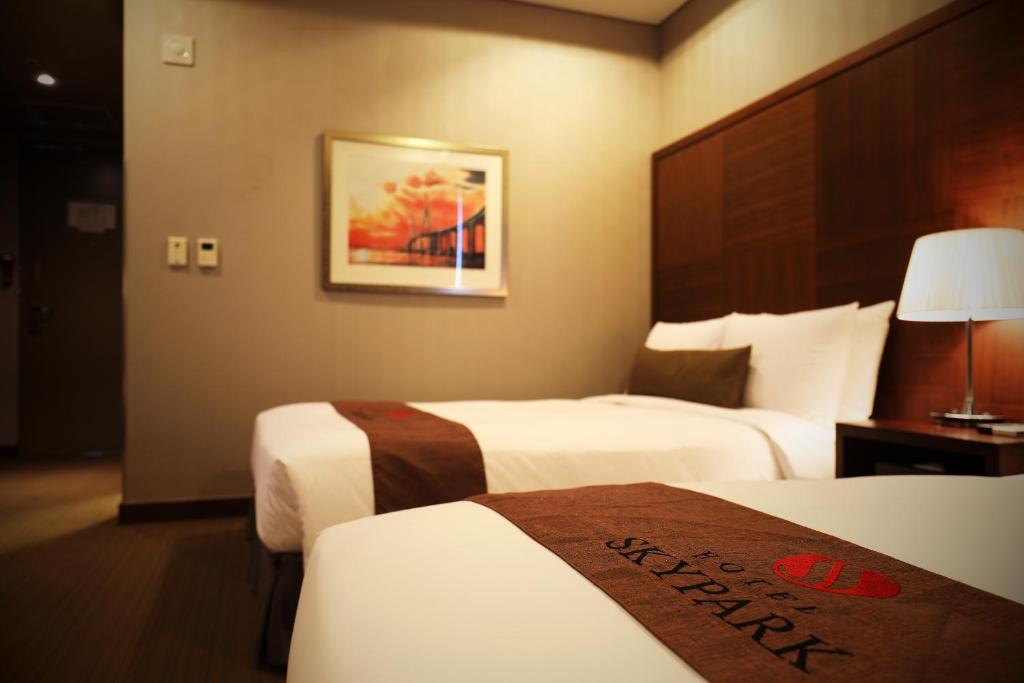 Postel nebo postele na pokoji v ubytování Bridge Hotel Incheon Songdo