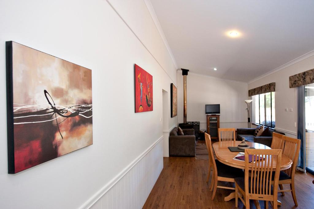 TV a/nebo společenská místnost v ubytování Margaret River Hideaway & Farmstay