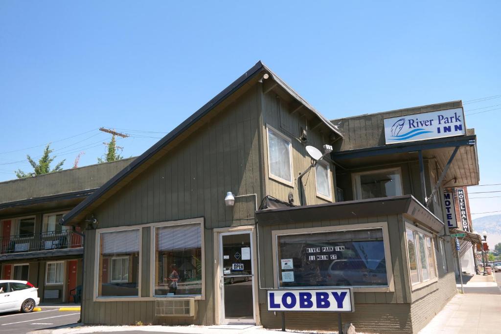 a store with a sign that reads lobbey at River Park Inn in Klamath Falls