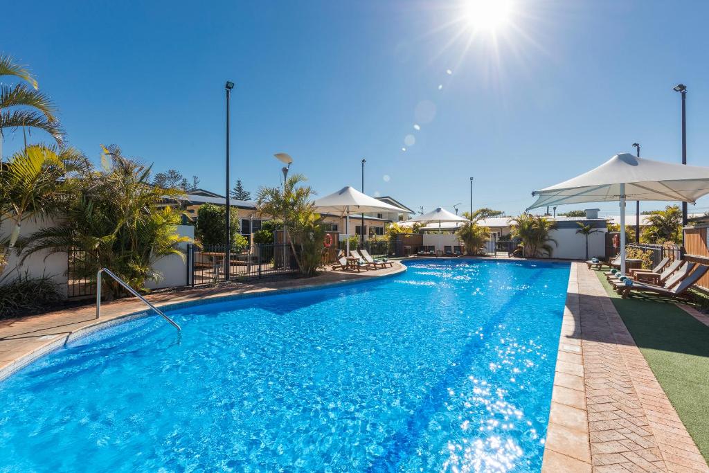uma piscina num resort com água azul em Nesuto Geraldton em Geraldton