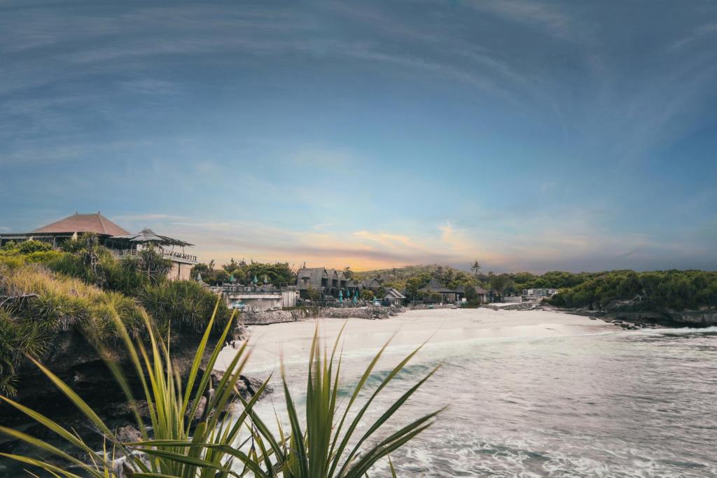a view of a beach with buildings and trees at Dream Beach Huts in Nusa Lembongan
