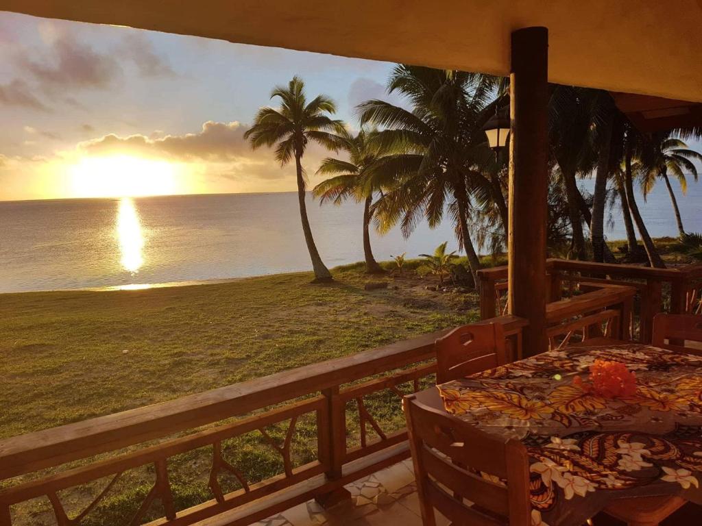 vistas al océano desde el balcón de un complejo en Tavake Villa en Arutanga