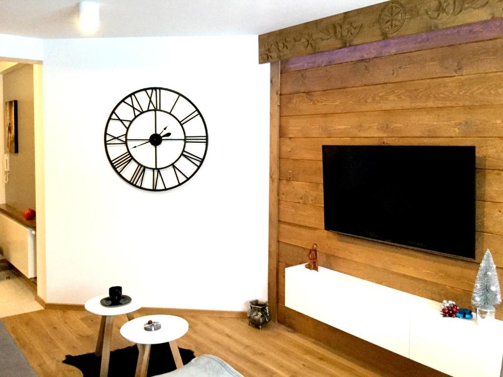 Televízia a/alebo spoločenská miestnosť v ubytovaní Polana Szymoszkowa Ski Resort- Koliba