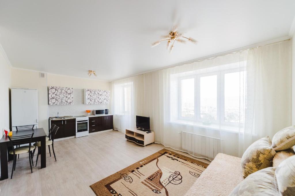 a living room with a couch and a table at Dekabrist Apartment Novobylvarnaya 24 in Chita
