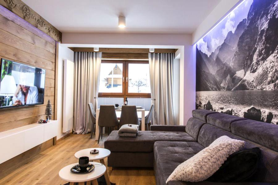 - un salon avec un canapé et une table dans l'établissement Polana Szymoszkowa Ski Resort- Koliba, à Zakopane