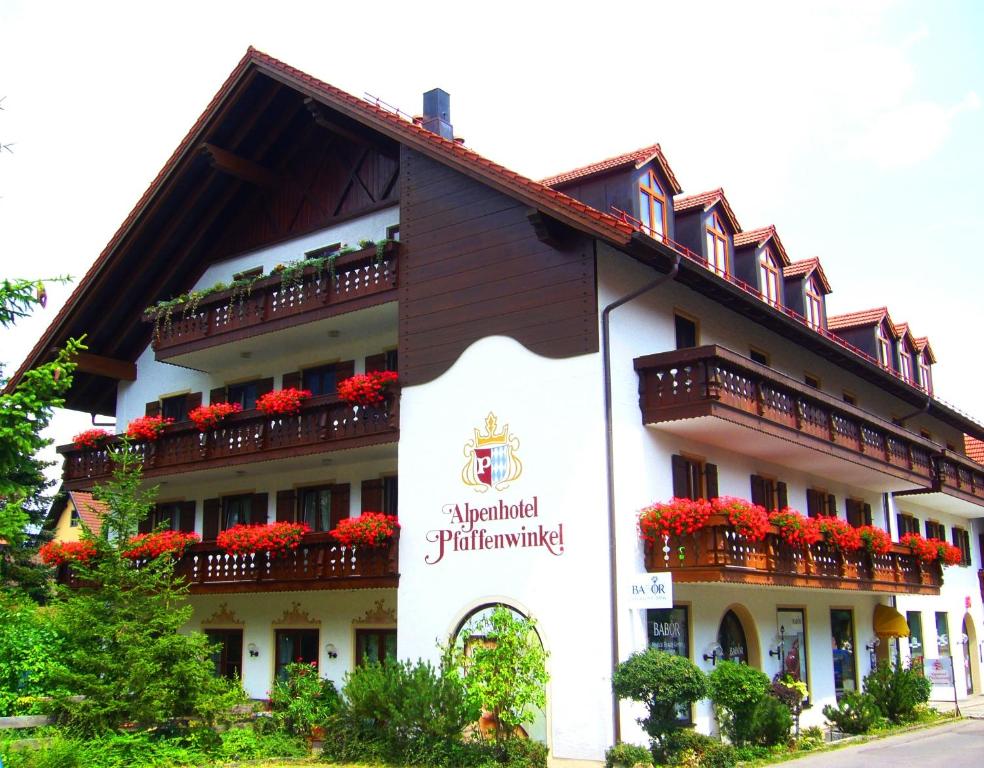 um hotel com flores na frente em Alpenhotel Pfaffenwinkel em Peiting