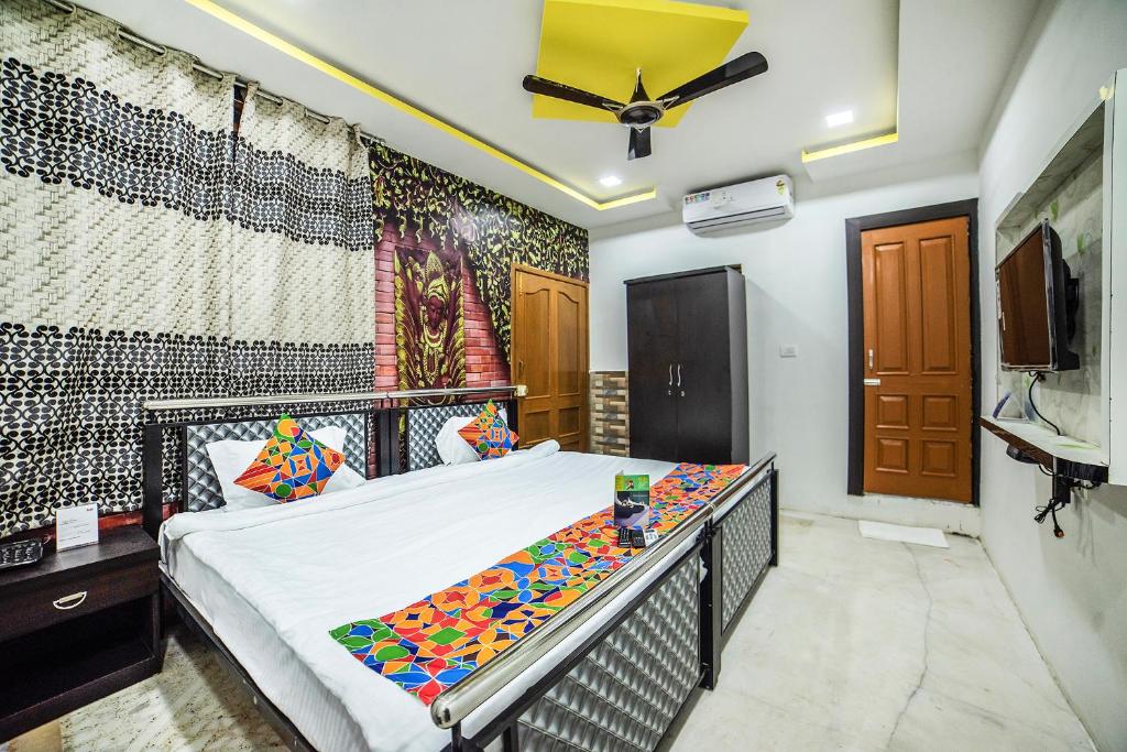 1 dormitorio con 1 cama y TV. en FabHotel ABC View en Indore