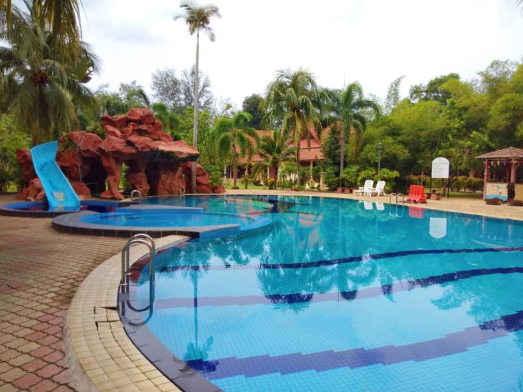 einen Pool in einem Resort mit einer Wasserrutsche in der Unterkunft Rompin Beach Resorts in Kuala Rompin