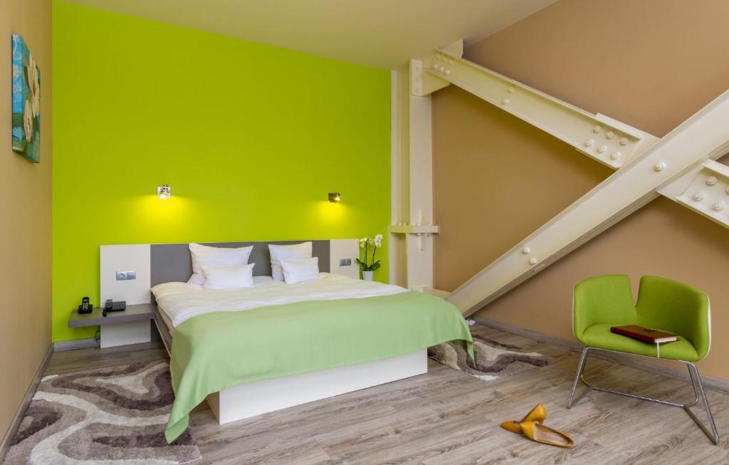 Un pat sau paturi într-o cameră la West City Hotel