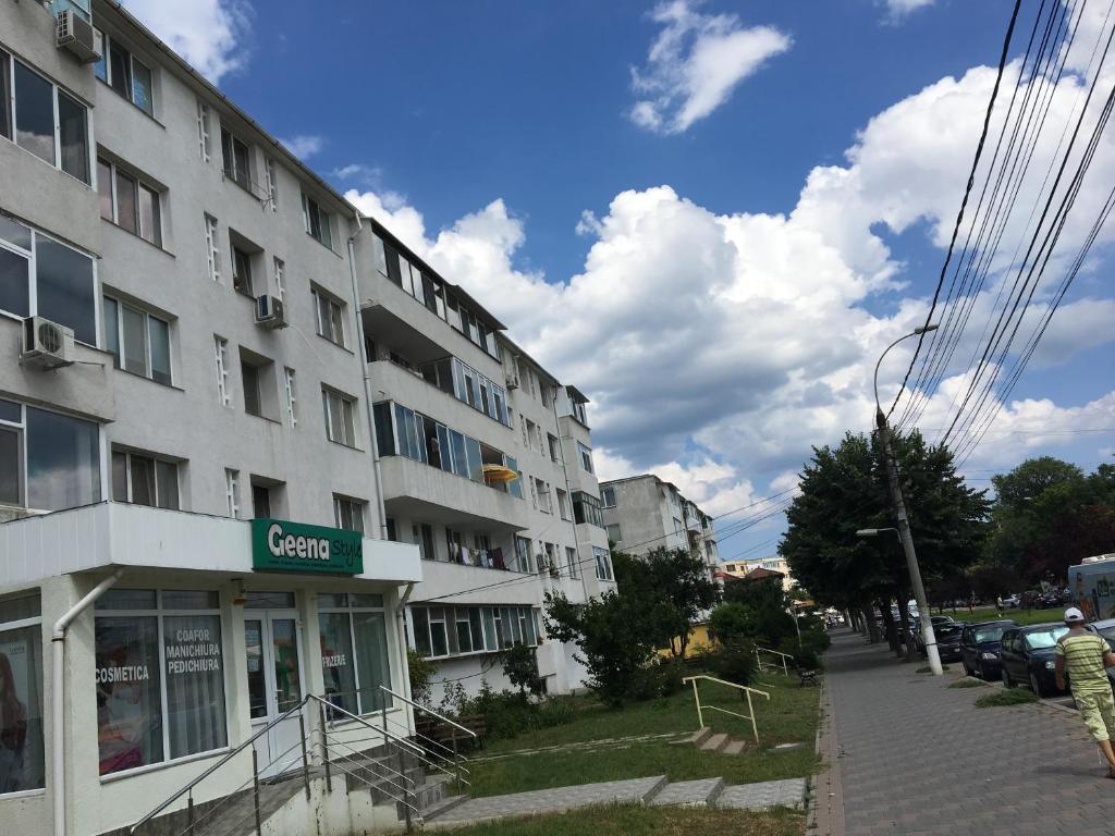 Ein Mann steht vor einem Gebäude. in der Unterkunft Apartament Marian Mangalia in Mangalia