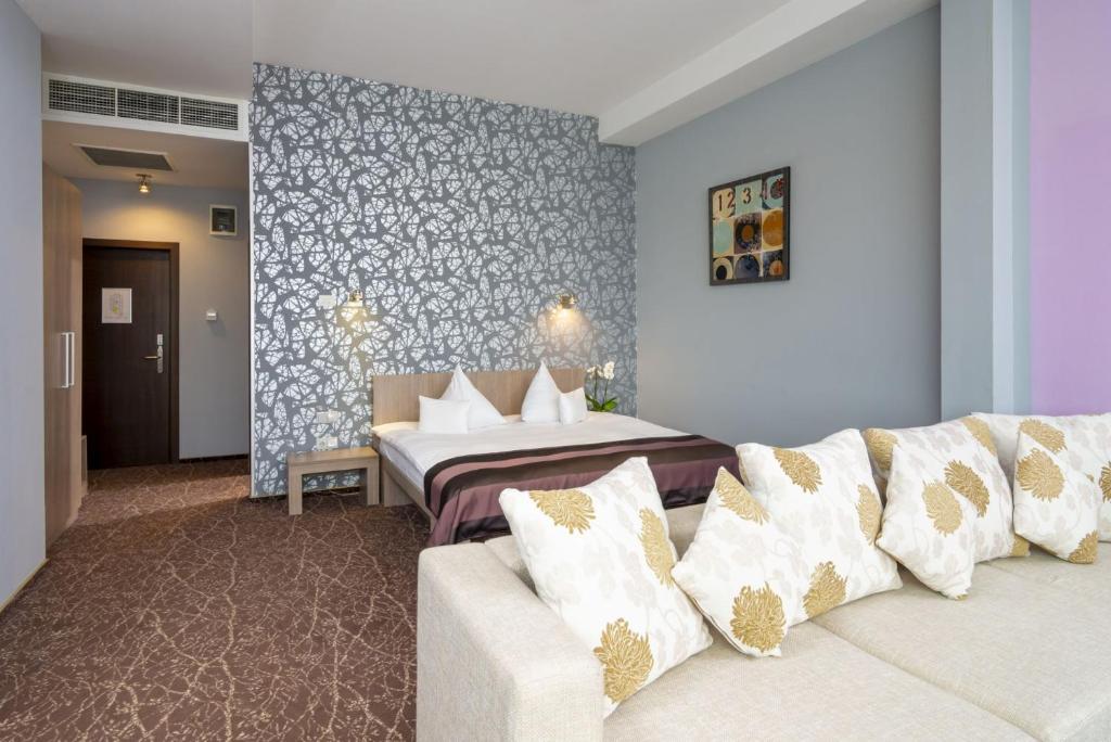 Postel nebo postele na pokoji v ubytování West City Hotel