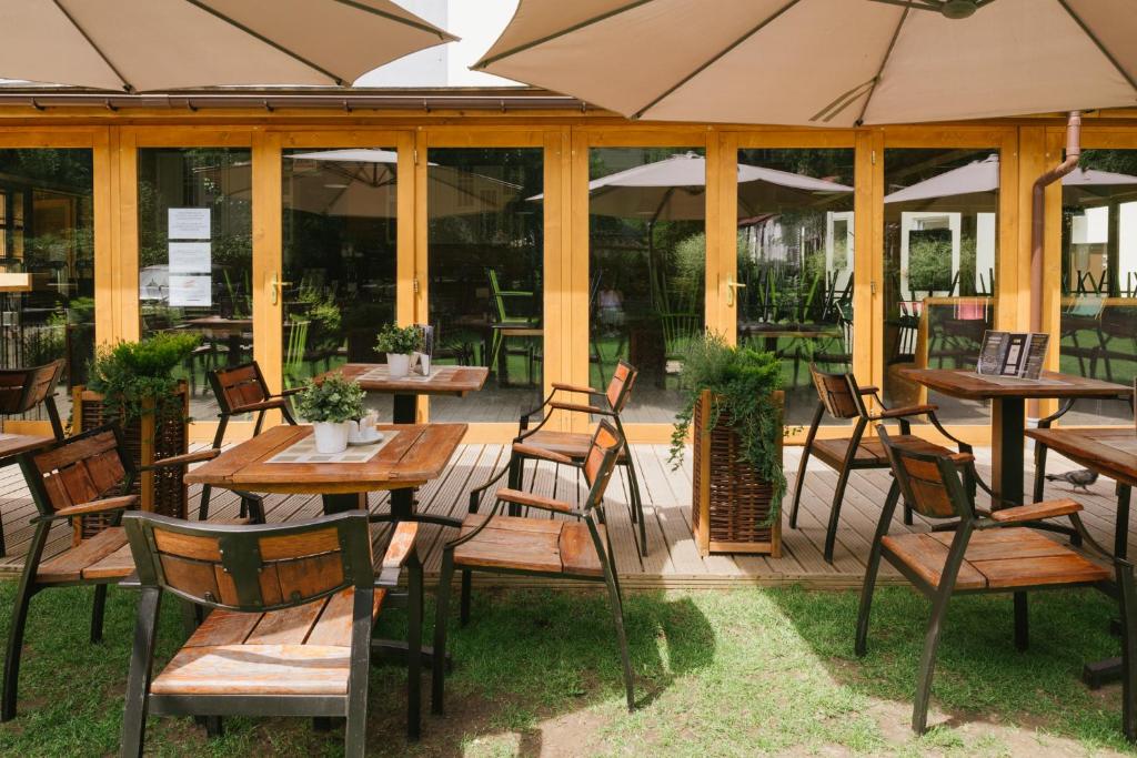 Reštaurácia alebo iné gastronomické zariadenie v ubytovaní Hotel Yarden by Artery Hotels