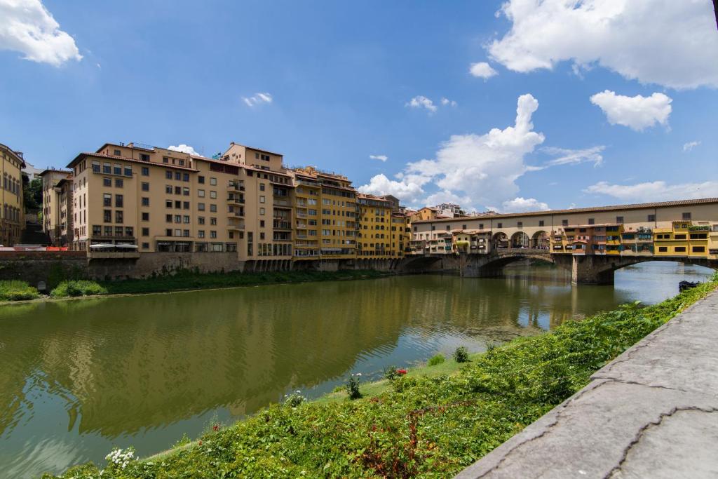 most nad rzeką w mieście z budynkami w obiekcie Ponte Vecchio Central Flats we Florencji